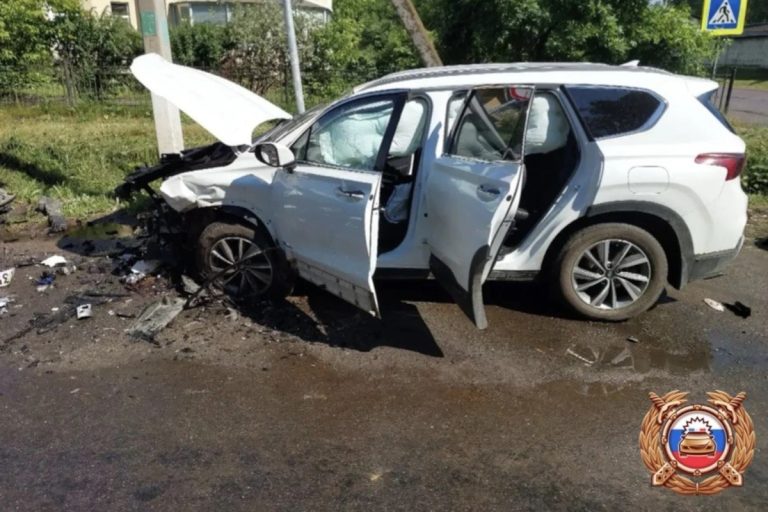 В Торжке два человека пострадали в жёстком ДТП с двумя машинами