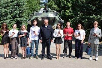Полковник полиции вручил паспорта юным тверичанам