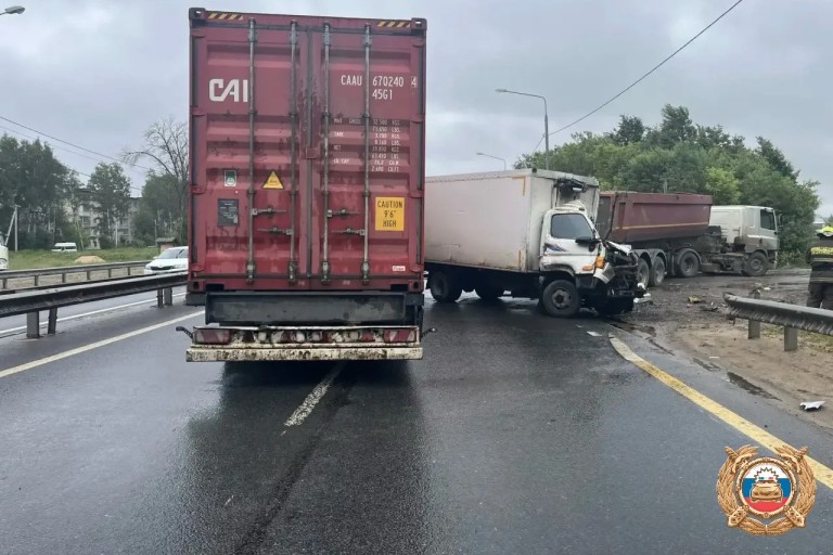 В массовом ДТП с грузовиками на М-10 под Тверью погиб мужчина
