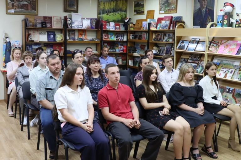 Полковник полиции вручил паспорта юным тверичанам