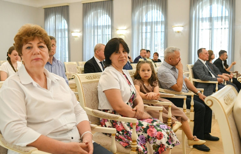 Виталий Королев в канун Дня России наградил жителей Тверской области