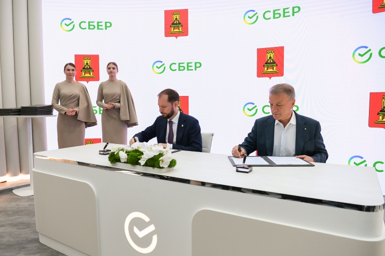 ПМЭФ-2026: Виталий Королев подписал с Германом Грефом соглашение о преобразованиях общественного транспорта в Тверской области