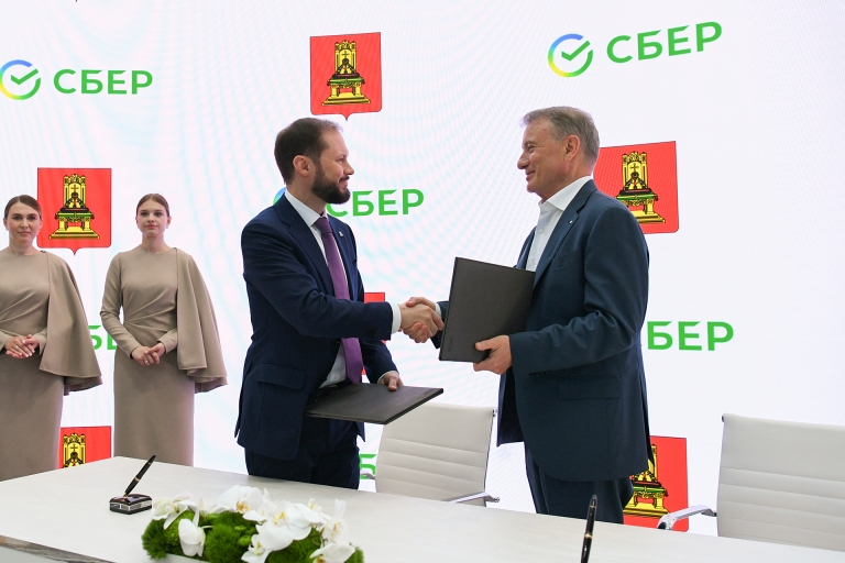 ПМЭФ-2026: Виталий Королев подписал с Германом Грефом соглашение о преобразованиях общественного транспорта в Тверской области
