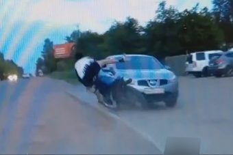 Момент столкновения мотоцикла и двух машин в Торжке попал на видео Момент столкновения мотоцикла и двух машин в Торжке попал на видео