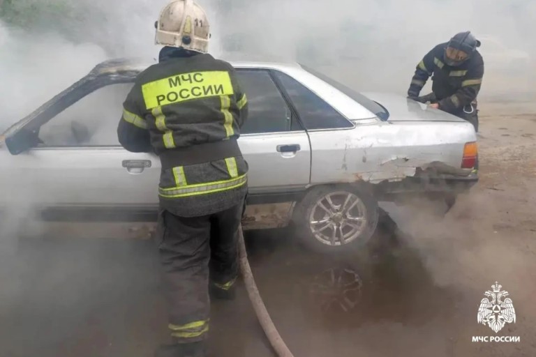 В Тверской области полыхал автомобиль