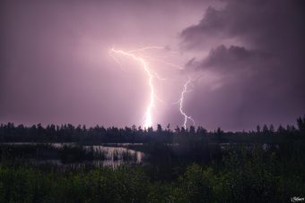 Появились фото сверкавших в Тверской области минувшей ночью молний