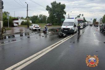 В Твери водитель автомобиля нарушил ПДД при повороте и врезался в скутер