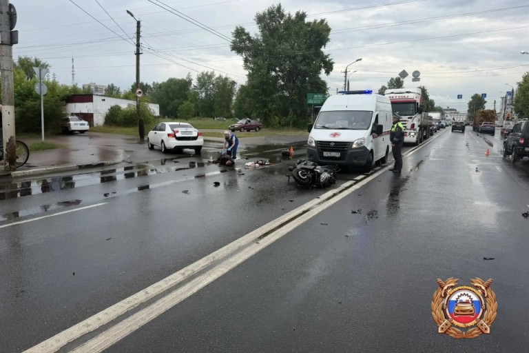 В Твери водитель автомобиля нарушил ПДД при повороте и врезался в скутер