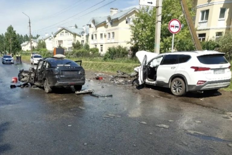 В Торжке два человека пострадали в жёстком ДТП с двумя машинами