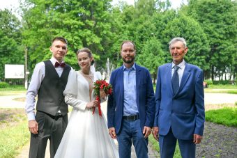 Виталий Королев поздравил Почётного гражданина с золотой свадьбой и помог молодой семье