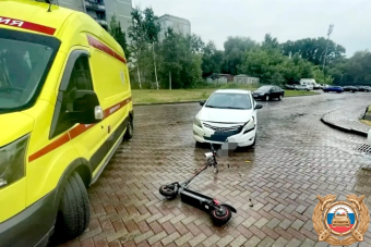 В Твери 10-летний самокатчик протаранил автомобиль В Твери 10-летний самокатчик протаранил автомобиль