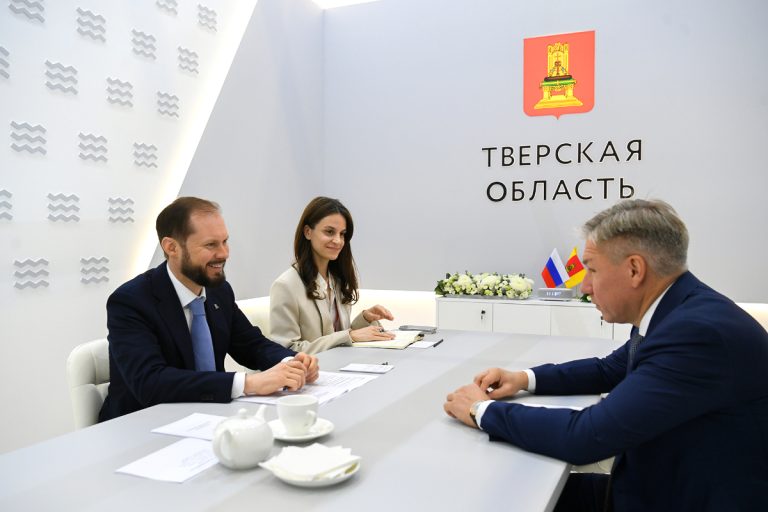 ПМЭФ-2026: Виталий Королев подписал соглашение о развитии в Тверской области инфраструктуры для падела