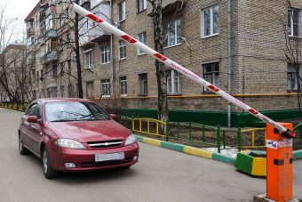 Стало известно, можно ли законно установить шлагбаум во дворе дома