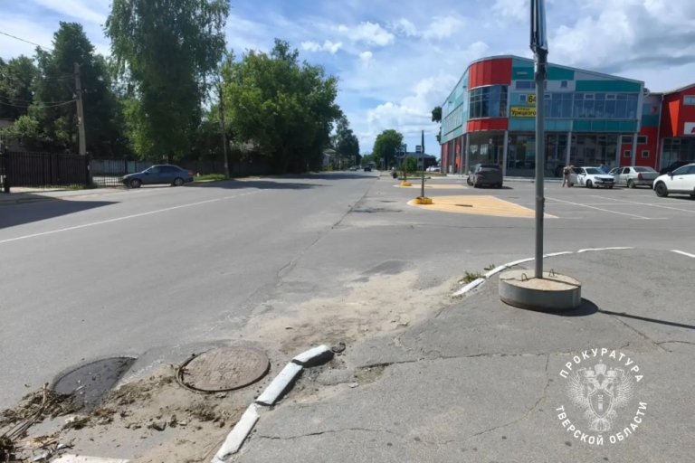 В Тверской области девушка провалилась в открытый люк