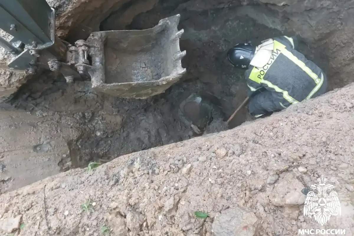В Тверской области рабочего завалило в яме обвалившимся грунтом