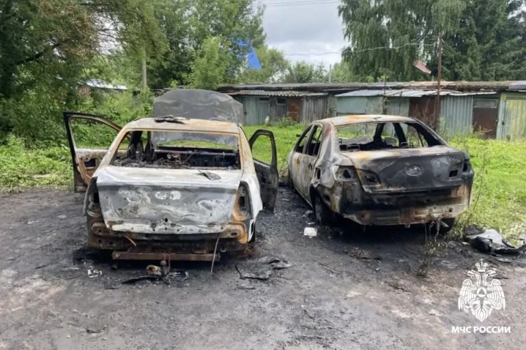 Неосторожность при курении уничтожила два автомобиля в Тверской области