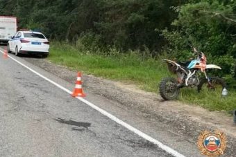 Под Тверью 15-летний подросток на питбайке врезался в автомобиль Под Тверью 15-летний подросток на питбайке врезался в автомобиль