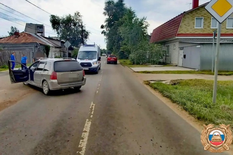 Курьер попал под колеса автомобиля в Твери