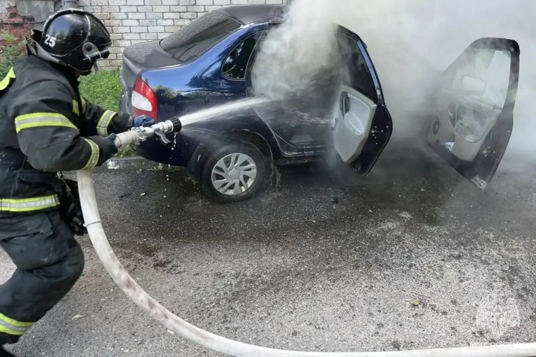 В Тверской области полыхал легковой автомобиль