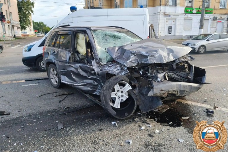 Попытка проскочить перекресток на «красный» привела к ДТП в Твери