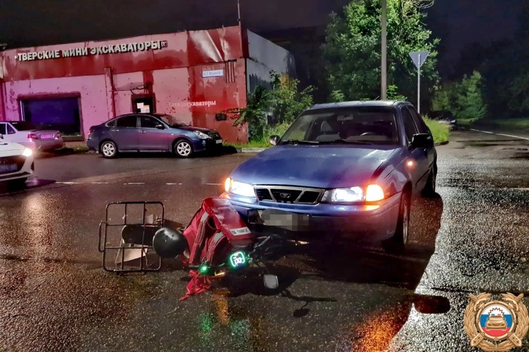 В Твери водитель электровелосипеда закончил свою поездку в БСМП