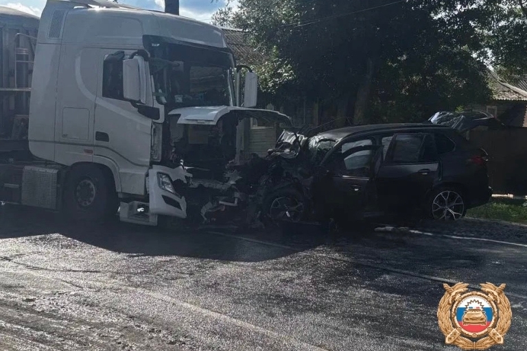 Два человека погибли и двое пострадали в ДТП с большегрузом в Тверской области