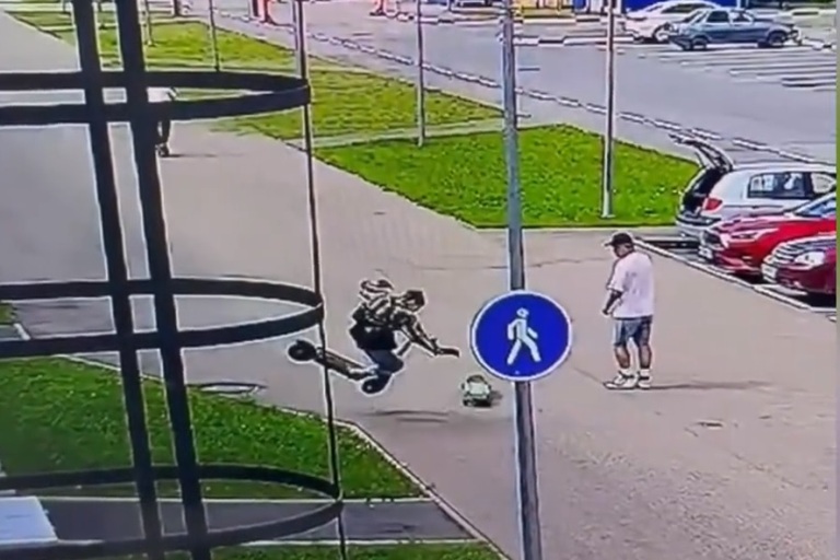 В Твери мужчина умышленно устроил падение ребенка с электросамоката