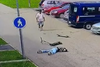В Твери мужчина умышленно устроил падение ребенка с электросамоката