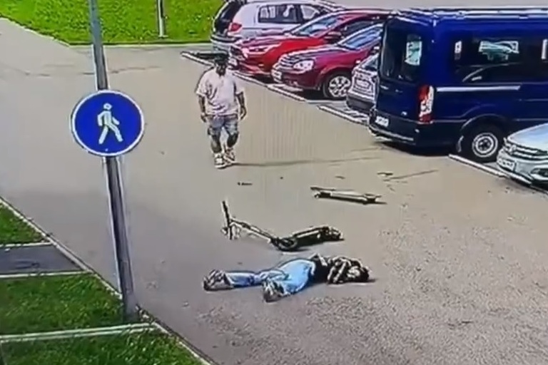 В Твери мужчина умышленно устроил падение ребенка с электросамоката
