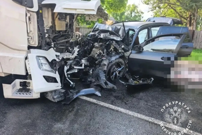 Два человека погибли и двое пострадали в ДТП с большегрузом в Тверской области