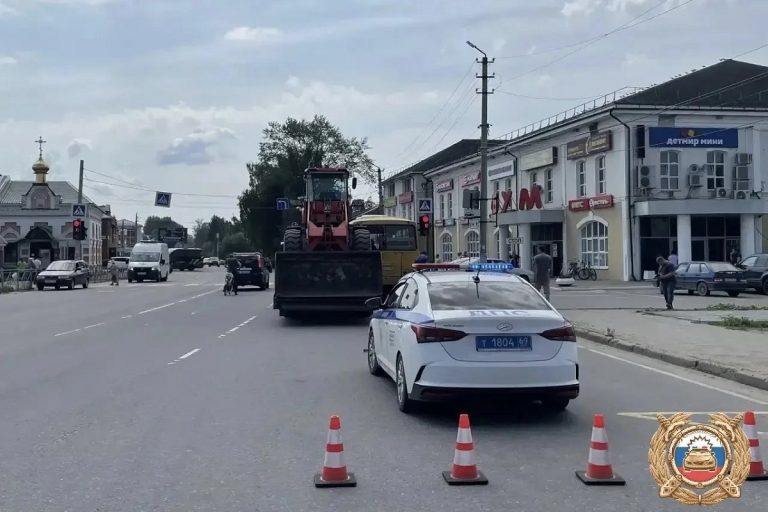 В Бежецке пассажиры маршрутки пострадали после столкновения с эвакуатором