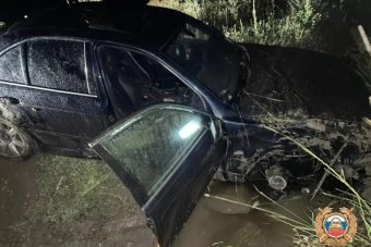 В Тверской области автомобиль BMW на полном ходу вылетел в кювет