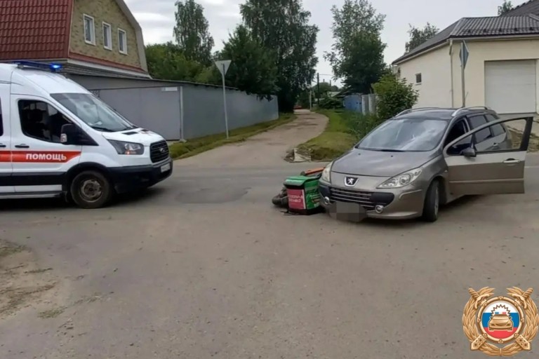 Курьер попал под колеса автомобиля в Твери