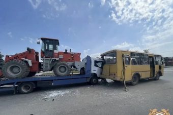 В Бежецке пассажиры маршрутки пострадали после столкновения с эвакуатором В Бежецке пассажиры маршрутки пострадали после столкновения с эвакуатором
