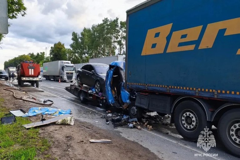 Появились фото с места смертельного ДТП с эвакуатором и фурой под Тверью