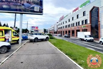 Водитель кроссовера сбила двух пешеходов на тротуаре в Твери