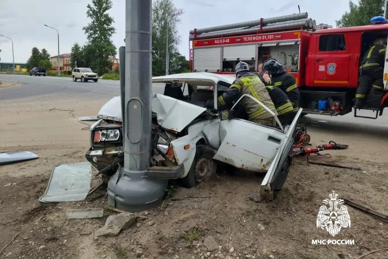 В Твери 84-летний водитель на ВАЗ протаранил столб
