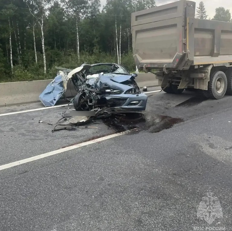 На М-10 под Тверью легковушка протаранила стоявший на обочине большегруз