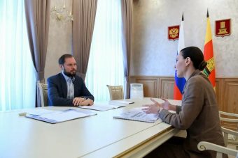 Виталий Королев и Алёна Аршинова обсудили реализацию социально значимых проектов Виталий Королев и Алёна Аршинова обсудили реализацию социально значимых проектов