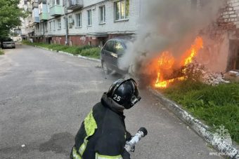 В Тверской области полыхал легковой автомобиль В Тверской области полыхал легковой автомобиль