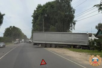 Водитель пострадал в тройном ДТП с фурой в Твери