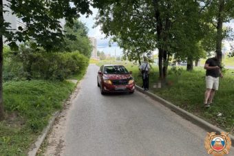 В Твери 12-летний мальчик попал под колеса Kia, выбежав на дорогу из-за кустов