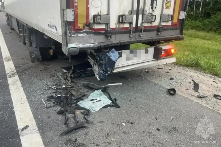 На М-10 под Тверью легковушка протаранила стоявший на обочине большегруз