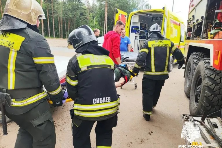 В Твери 84-летний водитель на ВАЗ протаранил столб