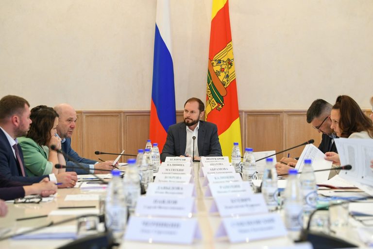 Виталий Королев утвердил выплаты выпускникам-стобалльникам и медикам проекта «Здоровье Верхневолжья»