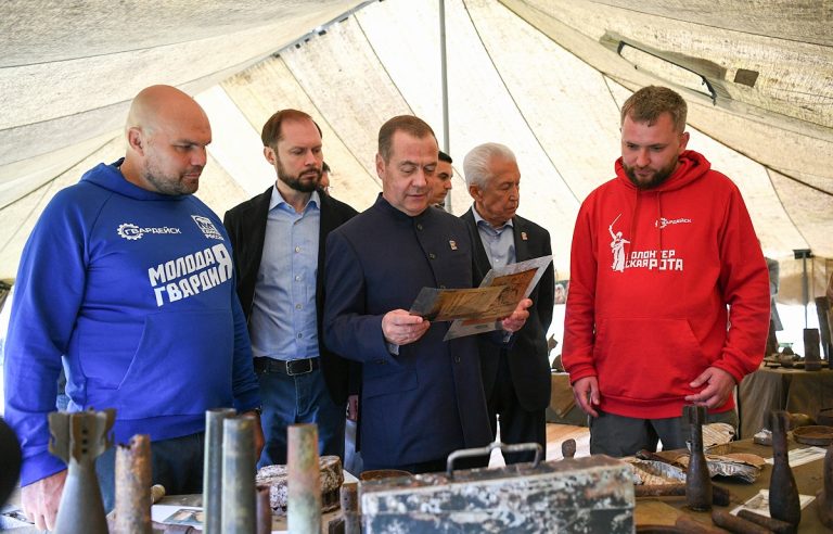Дмитрий Медведев, Игорь Щёголев, Виталий Королев встретились с молодежью под Ржевом