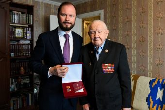 Виталий Королев вручил знак «Почётный гражданин Тверской области» фронтовику Николаю Владимирову
