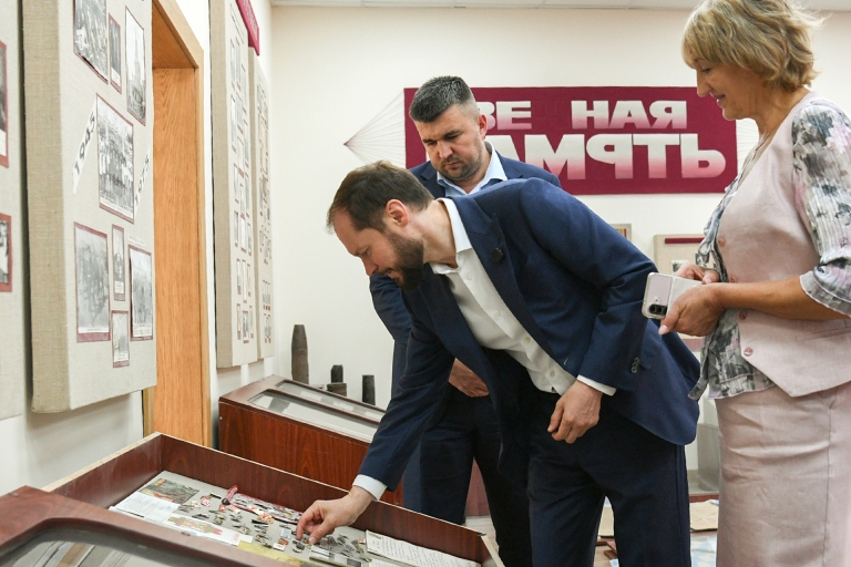 В Нелидове Виталий Королев оценил капремонт школы и дал ряд поручений