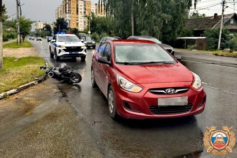 В Твери водитель электровелосипеда закончил свою поездку в БСМП