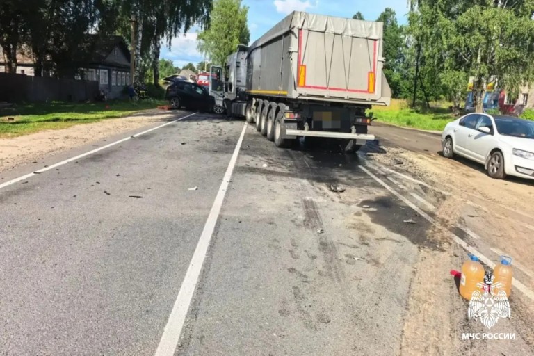Два человека погибли и двое пострадали в ДТП с большегрузом в Тверской области
